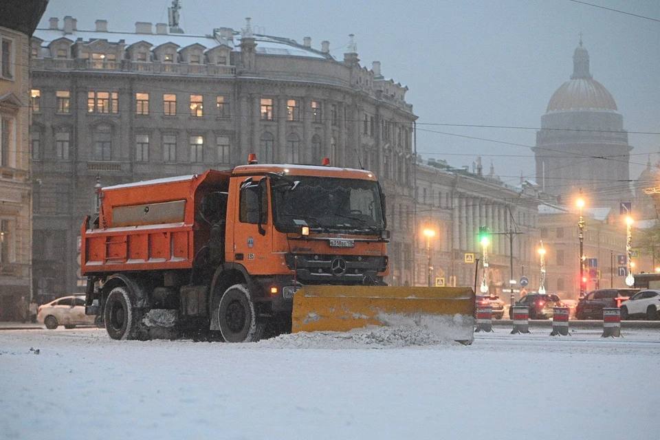 16 декабря в Петроградском и Центральном районах перекроют парковки из-за уборки снега.  По 146 адресам коммунальщики будут очищать от снега и наледи крыши многоквартирных домов, которые расположены в зонах платных парковок. Если ваша машина припаркована где-то в этих районах, нужно её убрать.