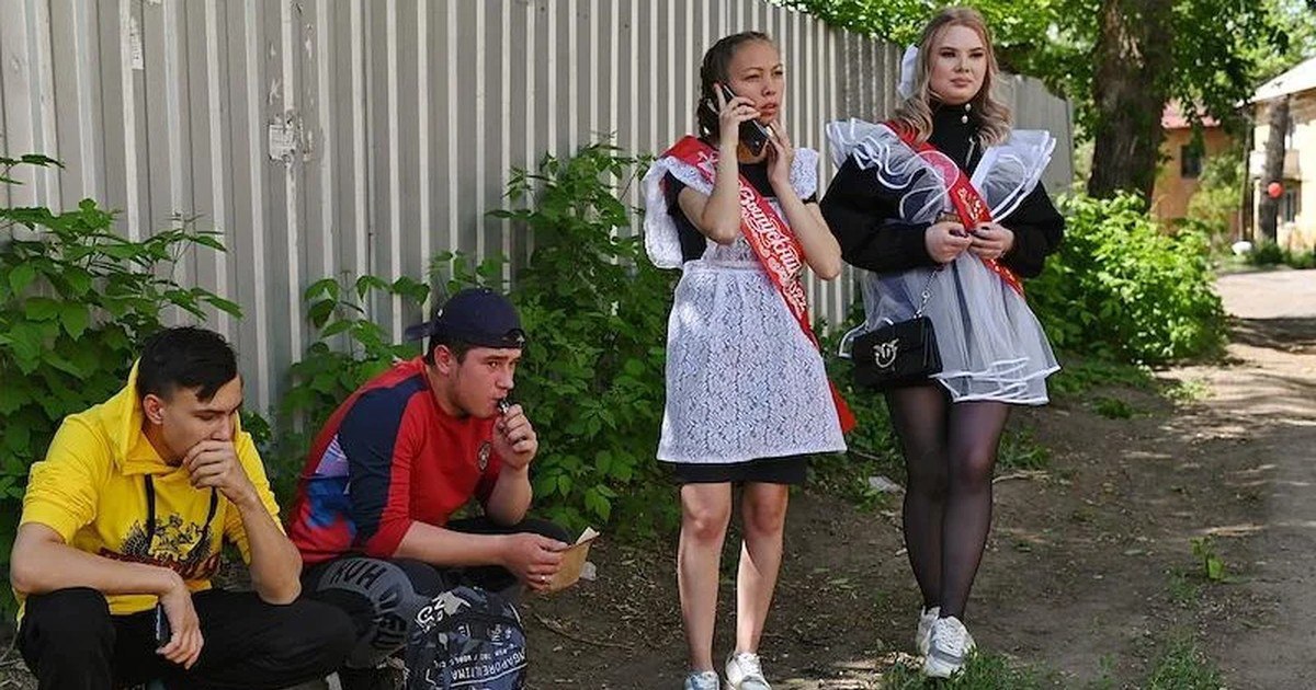 Выпускник 9-го класса с большими пробелами в базовых знаниях будет переходить из школы в колледж, сдав экзамен только по русскому и математике, чтобы там всего за два года быстро пробежаться по программе среднего образования, овладеть специальностью и выйти на рынок труда.  Он, по сути, останется малообразованным человеком с узким кругозором, но может заткнуть собой дыру в экономике.  На что на самом деле нацелен законопроект об ОГЭ, почему школы ужесточили отбор в 10-й класс, а колледжи наоборот снизят требования при поступлении и сократят общеобразовательные программы средней школы?    Марина Виноградская — о революции троечников.    Не открылась ссылка? Читайте тут.