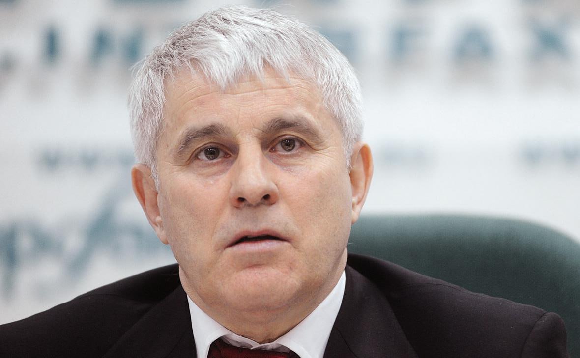 В Италии задержали и отпустили обвиняемого в России экс сенатора Виктора Хорошавцева Это было сделано по международному ордеру выданному Москвой Как сообщает газета Corriere della Sera суд Милана отклонил запрос о содержании под стражей и освободил задержанного Защита мотивировала это тем что юридическое сотрудничество с Москвой невозможно из за выхода нашей страны из Совета Европы и прекращения участия в соглашениях По данным издания Хорошавцев был задержан 25 декабря в гостинице на севере Италии куда приехал проведать дочь В настоящее время он живёт в Испании где имеет вид на жительство У экс сенатора от Удмуртии есть также израильское гражданство указывает итальянская газета В России Хорошавцев обвиняется в шести эпизодах мошенничества в особо крупном размере Подписаться на Говорит Москва Telegram VK MAX