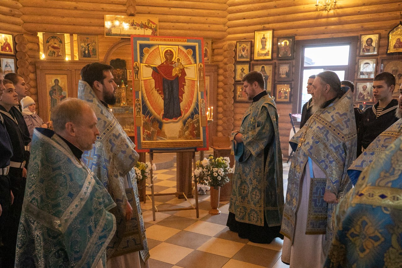 Мариуполь получил в дар чтимую икону Божией Матери Августовская Победа Этот ценный подарок преподнес Международный фонд поддержки культуры Мастер Класс из Санкт Петербурга Святой образ будет установлен в Соборе в честь Покрова Пресвятой Богородицы который в настоящее время восстанавливается с помощью специалистов из города побратима На время ремонта икона будет храниться в храме Святого благоверного князя Александра Невского Икона выполненная в византийском стиле известным мастером Ростиславом Гирвелем является не только религиозным артефактом но и значимым произведением современной русской культуры Она символизирует небесное заступничество и стойкость духа ВАРМСУ СМО ДНР Подписывайтесь ВАРМСУ СМО ДНР Подписывайтесь