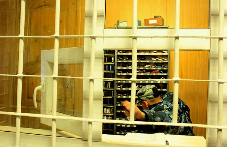 Начальника СИЗО отправили в СИЗО Кировский районный суд Иркутска заключил под стражу начальника следственного изолятора 1 Александра Балаганского Уголовное дело связано с получением взятки однако точные сумма и обстоятельства пока не разглашаются Сам Балаганский и его адвокат Сергей Кухоревич уже подали апелляционные жалобы 17 февраля но комментарии от сторон пока не получены Напомним это не первый резонансный случай в учреждении в декабре прошлого года бывший начальник СИЗО 1 Игорь Мокеев был приговорён к пяти годам колонии за превышение полномочий и применение пыток к осуждённым Источник