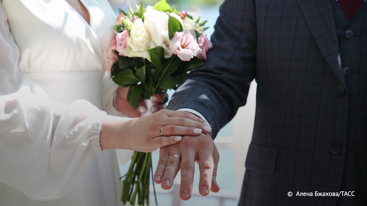 В Москве около трети пар не меняют фамилии при бракосочетании сообщили ТАСС в пресс службе управления ЗАГС Москвы По результатам опроса проведенного столичными ЗАГСами среди 900 пар  более 60 невест берут фамилию мужа  около 30 пар приняли решение не менять фамилию при вступлении в брак  3 6 пар решили что жених возьмет фамилию невесты или оба возьмут двойную фамилию Подпишись на ТАСС Москва в Мах