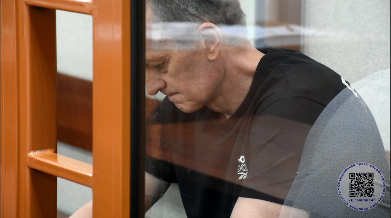 Липецкая прокуратура запросила для бывшего чиновника Минсельхоза 14 5 лет колонии за хищение 2 5 млрд рублей Завершено судебное следствие по делу о хищении около 2 5 млрд рублей бывшим руководителем Департамента административной работы Минсельхоза РФ Олегом Донских Правобережный районный суд Липецка рассматривает уголовное дело в отношении 56 летнего экс чиновника обвиняемого в девяти преступлениях включая мошенничество в особо крупном размере и незаконное хранение огнестрельного оружия Следственные органы установили что в период с 2007 по 2009 годы обвиняемый вступив в сговор с соучастниками похитил кредитные средства выданные компанией Россельхозбанк используя подконтрольные фирмы Кроме того он незаконно присвоил средства полученные от ОАО Росагролизинг на строительство спиртзавода элеватора и фермы Общий ущерб следствие оценивает в более 2 5 млрд рублей Также бывший чиновник обвиняется в незаконном хранении огнестрельного оружия самодельного револьвера который был изъят во время обыска Во время судебных прений государственный обвинитель потребовал признать обвиняемого виновным и назначить ему 14 5 лет строгого режима Защита настаивала на возможном оправдании или прекращении дела из за истечения срока преследования Суд удалился в совещательную комнату для вынесения окончательного решения Приговор планируется огласить 26 декабря Подписывайся на Площадь