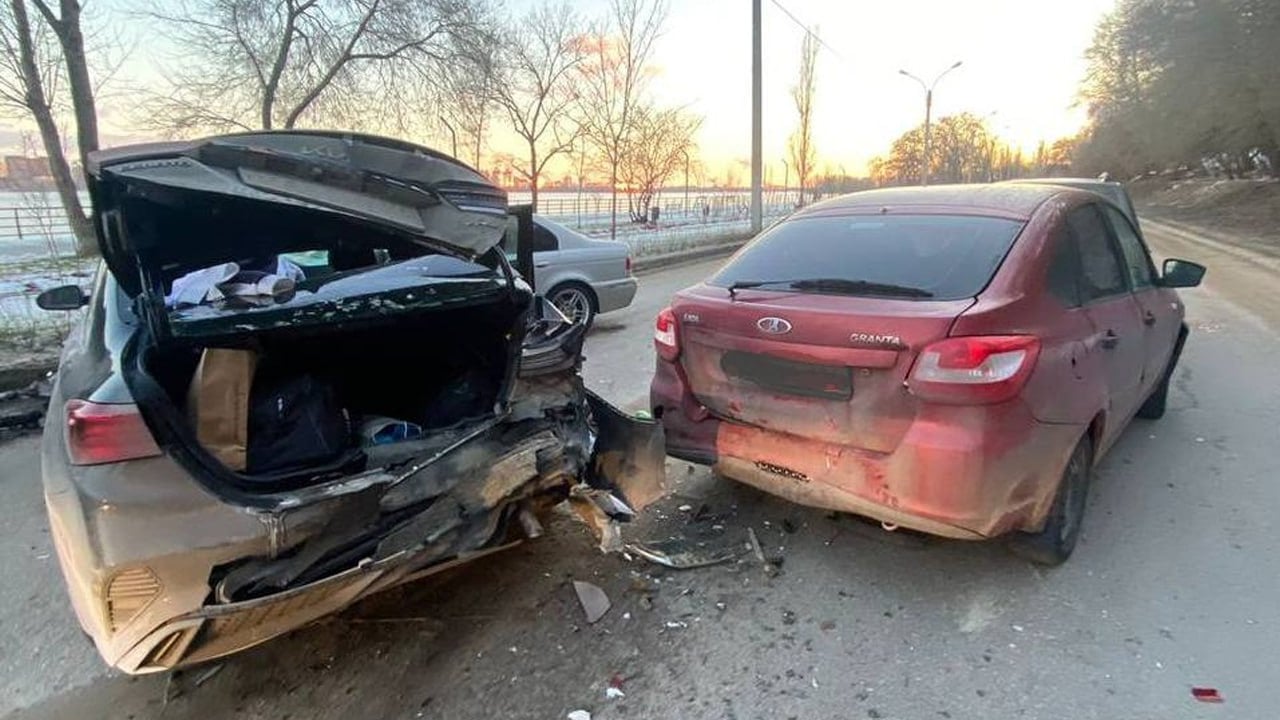 В ДТП с 6 авто на Петровской набережной пострадали 2 человека  Авария произошла у дома №23б вчера. Столкнулись машины Lexus, Kia Cerato, две «Лады Гранты» и «Лада Веста», которые ехали попутно. 28-летний водитель Kia выехал на встречку и столкнулся с BMW – за рулём находился 40-летний мужчина.  45-летнюю пассажирку Kia госпитализировали. Позже к медикам обратился и водитель иномарки.