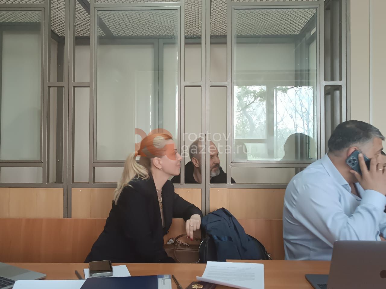 Суд удовлетворил ходатайство о продлении ареста имущества супруги Виталия Кушнарёва до 3 октября включительно. В ходе заседания выяснилось, что жена бывшего министра транспорта заработала 16 миллионов рублей на аренде за 2024 год. Оксане Кушнарёвой принадлежит 10 площадок в торговом комплексе в Морозовске. Они сдаются в аренду ООО «МТК». Кроме того, она сдает помещение в Москве, владеет рынком, который насчитывает 273 арендатора и 18 работников. Адвокат Кушнаревой подготовил возражение, аргументировав его тем, что ходатайство не обосновано и нарушает права собственников и третьих лиц. Кроме того, защитник утверждает, что продление ареста может повлечь за собой имущественные и социальные последствия. Суд этому возражению не внял и продлил арест имущества Оксаны Кушнаревой до середины осени. RostovGazeta
