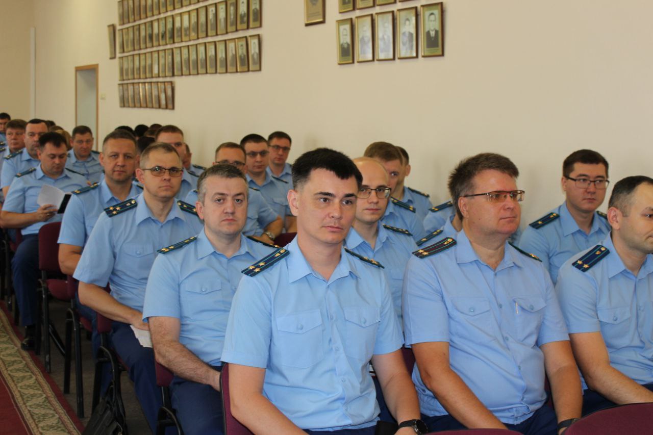 В прокуратуре Саратовской области состоялось заседание коллегии об итогах работы в первом полугодии 2025 года  Сегодня, 24 июля 2025 года, под председательством прокурора Саратовской области Сергея Владимировича Филипенко состоялось заседание коллегии прокуратуры области, на котором подведены итоги работы в первом полугодии 2025 г. и постановлены задачи по укреплению законности в регионе на второе полугодие текущего года.   В работе приняли участие члены коллегии прокуратуры области, начальники подразделений аппарата прокуратуры области, старшие помощники прокурора области, а также городские, районные, межрайонные и специализированный прокуроры.   Прокурор Саратовской области обозначил ключевые направления деятельности прокуроров на предстоящее полугодие.