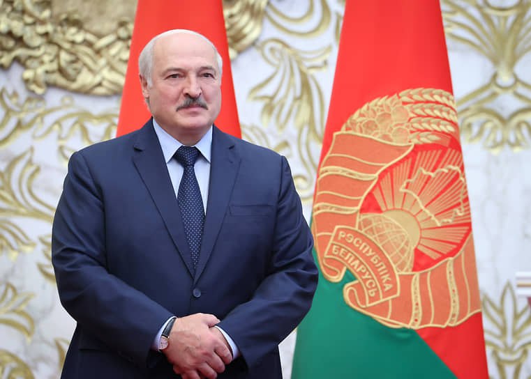 Президент Беларуси Александр Лукашенко поздравил Президента России Владимира Путина с Днем России "Российская Федерация является государством с огромной территорией, уникальными природными богатствами и неисчерпаемым человеческим потенциалом. Ее многовековая история полна великих свершений и побед, которыми российский народ может по праву гордиться, - говорится в поздравлении.- На международной арене ваша страна твердо стоит на страже национальных интересов, выступает лидером движения за установление нового недискриминационного мирового порядка и уважение государственного суверенитета. Россияне сегодня, как и во все времена, сплотились в стремлении сделать Отчизну еще более сильной, независимой и процветающей". Беларусь придает важнейшее значение развитию отношений союзничества и стратегического партнерства с Россией, основанных на духовной близости и общности исторических судеб, прочных традициях братской дружбы и добрососедства народов двух стран, подчеркнул белорусский лидер. Александр Лукашенко пожелал Владимиру Путину крепкого здоровья и успехов в ответственной государственной деятельности, а всем гражданам России - мира и благополучия. Грантоед.by