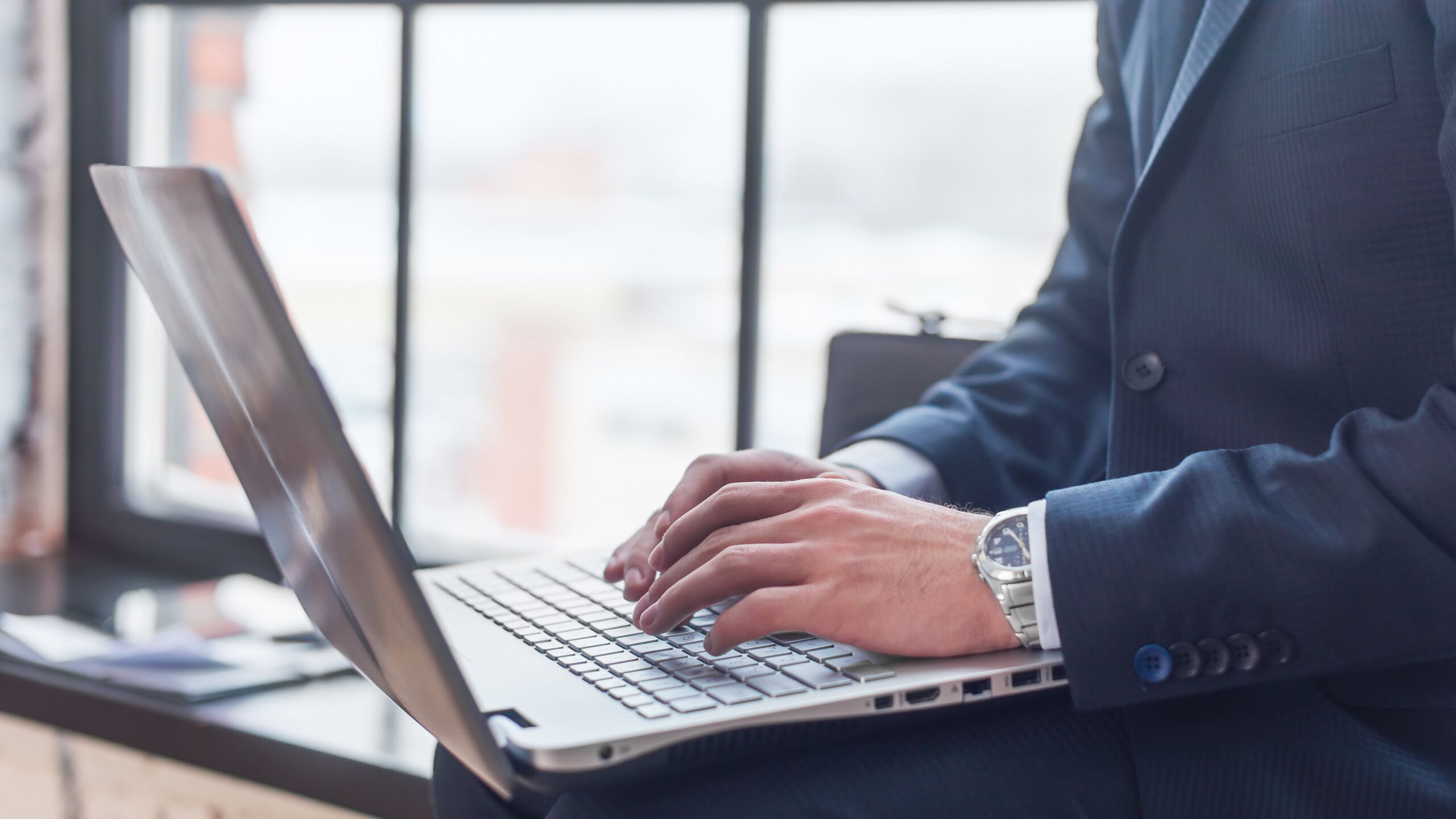 Иностранцы в прошлом году на 17 чаще регистрировали бизнес на российском рынке чем в 2024 году рассказали РИА Новости аналитики сервиса проверки и анализа контрагентов Rusprofile В исследовании представлены компании без учета ИП в которых учредителями или соучредителями выступают иностранные граждане либо организации В 2025 году иностранные учредители зарегистрировали в России 8932 юридических лица Это на 17 больше чем годом ранее В 2024 году иностранцы открыли 7642 компании Всего в настоящее время в России работают 66202 фирмы с иностранным участием сообщают аналитики сервиса Лидером по количеству открытых организаций стали китайские предприниматели Бизнесмены из Поднебесной зарегистрировали в 2025 году 4332 компании что почти в 1 5 больше чем в 2024 году 2996 Также в тройку лидеров вошли Белоруссия в 2025 году 2187 в 2024 году 1864 и Киргизия в 2025 году 487 в 2024 году 457