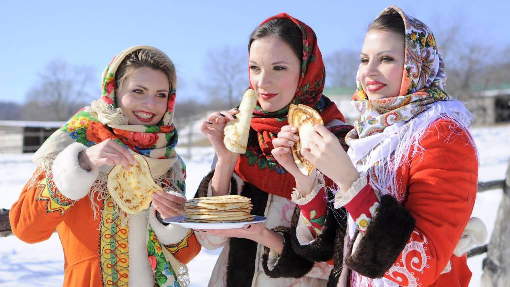В России начали разработку стандарта национальной кухни Национальная кухня - важная часть культуры любой страны. Минпромторг России видит потенциал в развитии соответствующего отечественного стандарта. Популяризацией русской кухни займется рабочая группа. Об этом рассказал замминистра промышленности и торговли России Роман Чекушов. По его мнению, общественное питание - важный сектор экономики страны. Роман Чекушов уточнил, что сейчас в России нет детального описания термина “русская кухня”. Однако его стоит ввести на государственном уровне.