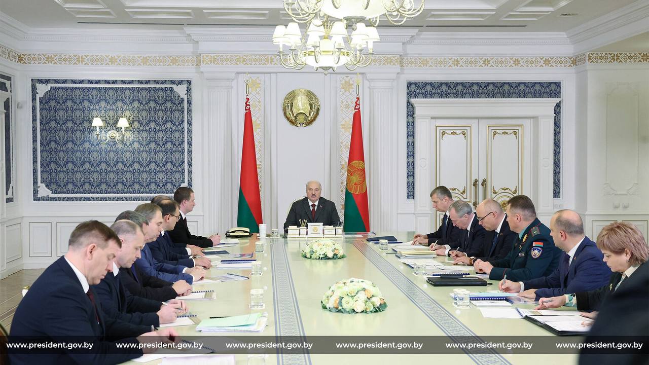 Президент Беларуси Александр Лукашенко 14 ноября собрал совещание о результатах работы БелАЭС увеличении электропотребления и предложениях о строительстве новых атомных мощностей Пять лет назад торжественно запуская в работу первую белорусскую атомную электростанцию в Островце страна вступила в новую эру Сооружение АЭС не только укрепило нашу энергетическую безопасность но и определило дальнейшее развитие Беларуси как высокотехнологичного государства Если хотите наличие у страны собственной атомной станции это в определенном смысле способ обеспечения суверенитета и независимости заявил белорусский лидер