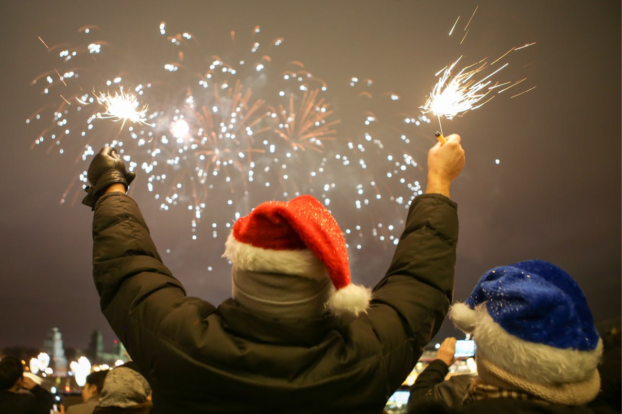 Можно ли устроить новогоднюю вечеринку во дворе многоэтажки разъяснила адвокат Новогодняя ночь не отменяет действующие законы Организация вечеринки во дворе жилого дома с музыкой и алкоголем может обернуться административной ответственностью рассказала адвокат юридической консультации Центрального района Минска Кристина Якута Марчук По словам юриста ограничения на шум и распитие алкоголя в общественных местах действуют и в праздники Во дворах запрещено употреблять спиртные напитки и находиться в состоянии опьянения поскольку такие действия нарушают покой жителей семей с детьми пожилых людей и тех кто предпочитает тихий праздник В качестве альтернативы адвокат рекомендует официальные городские площадки где массовые гуляния проходят легально и безопасно Подпишись Минская правда MLYN by