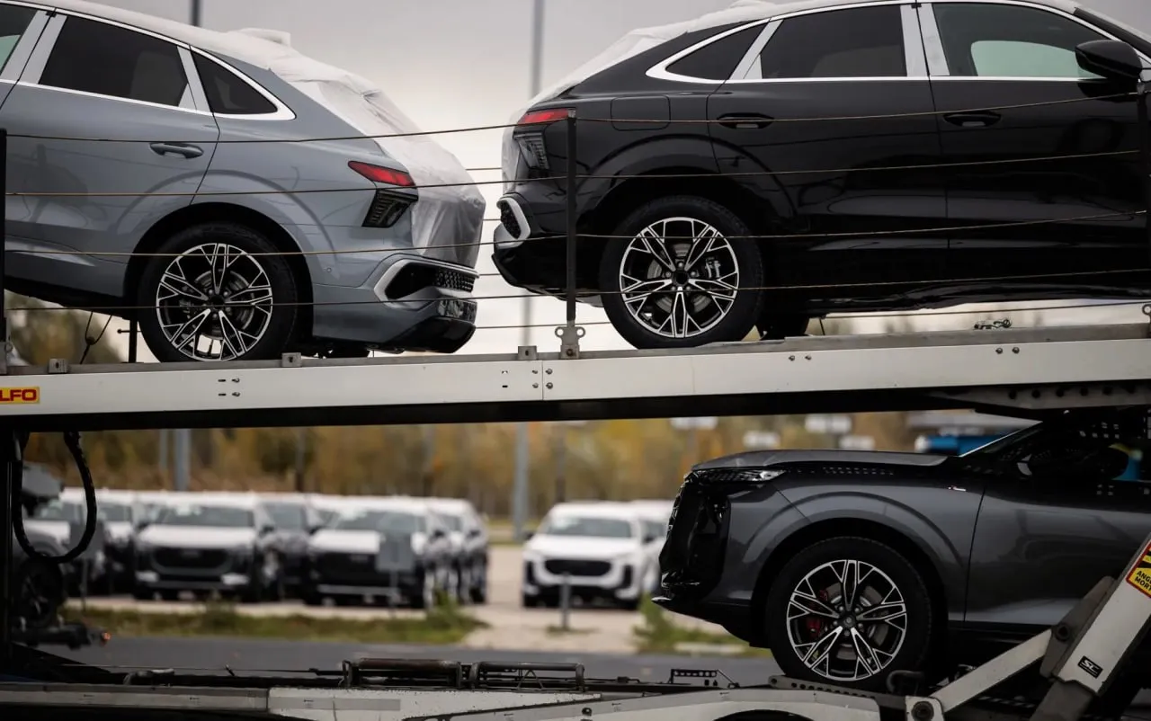 В ЕС наказали компанию за поставки BMW и Bentley в Россию Польскую компанию оштрафовали на 20 млн злотых 416 000 000 за нарушение санкций ЕС при поставках автомобилей в Россию По данным налоговых органов в 2022 2023 годах фирма отправила более 100 машин марок BMW Mercedes Benz Audi Bentley Porsche и Lamborghini на сумму свыше 49 млн злотых Поставки шли через Польшу Литву и Белоруссию Запрет на экспорт автомобилей дороже 50 000 действует в ЕС с 2022 года INcar автоновости в MAX