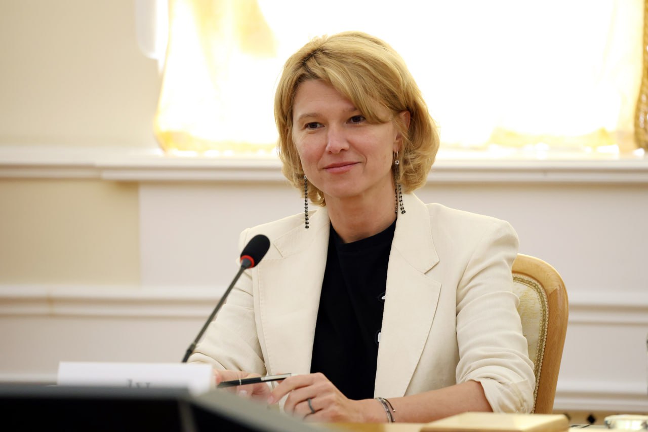 Оксана Лут рассказала на ПМЭФ о прогнозах урожая и работе по достижению технологического лидерства АПК В интервью «Известиям» глава Минсельхоза рассказала о развитии аграрной науки, цифровизации сельского хозяйства, поддержке виноделия и прогнозах урожая-2025. Главное: За последние 10 лет наша страна совершила прорыв в производстве продуктов питания. Теперь основная задача – достичь технологического лидерства в АПК. Для этого с 2025 года стартовал новый нацпроект «Технологическое обеспечение продовольственной безопасности». На базе Курчатовского института и Тимирязевской академии создаются платформы для геномной селекции растений. Ведется разработка индексов племенной ценности КРС для выявления самых продуктивных животных. Реализуются проекты по созданию 19 новых вакцин для животноводства, а также в сфере биотехнологий – в производстве компонентов для кормовой и пищевой промышленности. За счет внедрения новых технологий значительно снизилась доля ручного труда в АПК. Многие рутинные процессы сегодня автоматизированы, в работе широко используются роботы, беспилотники, искусственный интеллект. Сегодня у аграриев более 12 тыс. тракторов и почти 3 тыс. комбайнов с элементами автопилотирования. В России 18 виноградо-винодельческих зон. Винодение активно развивается не только на юге и Северном Кавказе, но и в Калужской, Самарской областях и других регионах с экстремальным для виноградарства климатом. Площадь виноградников превысила 110 тыс. га, причем более половины новых насаждений заложено за последние три года. В этом году планируется собрать около 2,1 млн т плодово-ягодной продукции. Существенно увеличена поддержка на закладку садов – до 7,5 млрд рублей ежегодно, что позволит уже в 2028 году на 100% закрыть потребность страны в яблоках. Урожай зерна в этом году ожидается на уровне 135 млн т, в том числе будет собрано 90 млн т пшеницы – Россия сохранит за собой первое место в мире по экспорту этой культуры как в текущем, так и в следующем сезоне. Россия может предложить зарубежным партнерам не только сельхозпродукцию, но и комплексный подход к обеспечению их продовольственной безопасности. В частности, в ближайшие шесть лет планируется выйти в нетто-экспортеры семян. Перспективным направлением является и экспорт образования. Новости Правительства России
