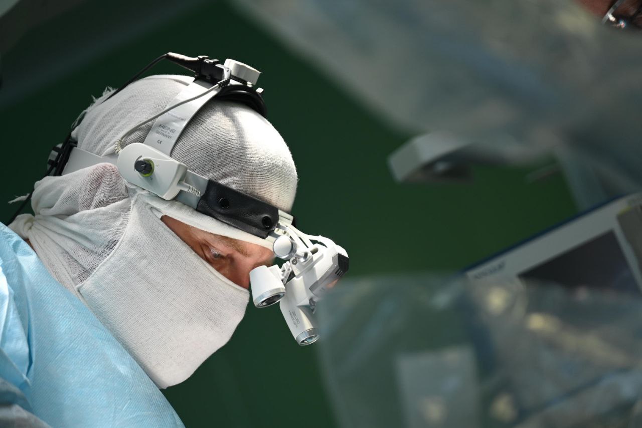 Врачи спасли многодетному отцу из Верхнего Уфалея попавшую под мотоблок ногу   gubernia74 ru articles news 1136582 24 летний южноуралец пострадал когда работал в огороде с мотоблоком У техники слетел ремень и правую ногу мужчины вместе с сапогом зажевало Никого рядом не было но у жителя Верхнего Уфалея оказался с собой телефон Он смог позвонить родным а те уже вызвали скорую помощь   t me chgub