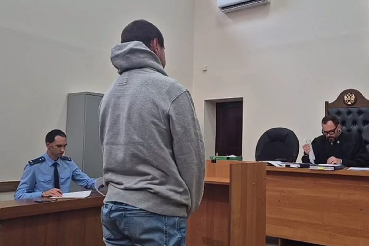 Турист осужден за демонстрацию нацистской татуировки в «Сочи Парке».  В сентябре 2024 года житель Кировской области демонстрировал символ «Вольфсангель» в «Сочи-Парке». Максим Ковтун уже привлекался к ответственности за аналогичное правонарушение в 2023 году и был осужден в декабре 2024 года. Учитывая рецидив, суд назначил ему наказание в виде полутора лет лишения свободы в колонии-поселении.