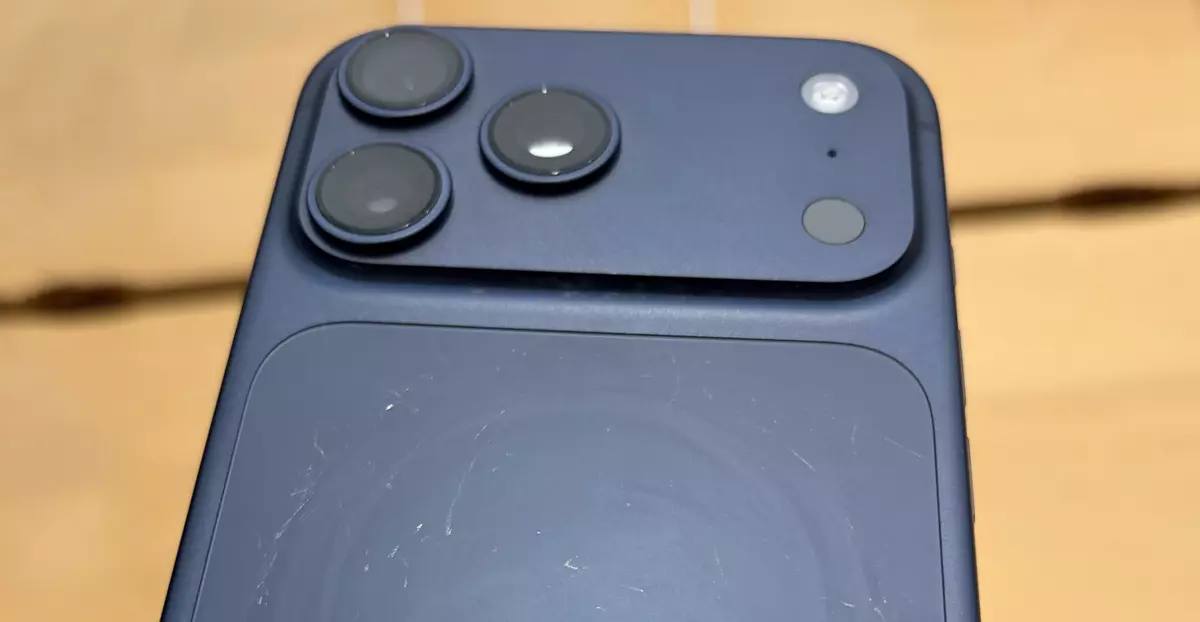 Bloomberg apple разослала инструкцию сотрудникам для очистки iPhone 17 от царапин на витринах нужно использовать специальный раствор в котором к стандартной жидкости добавляется соль It Texnologie Подписаться
