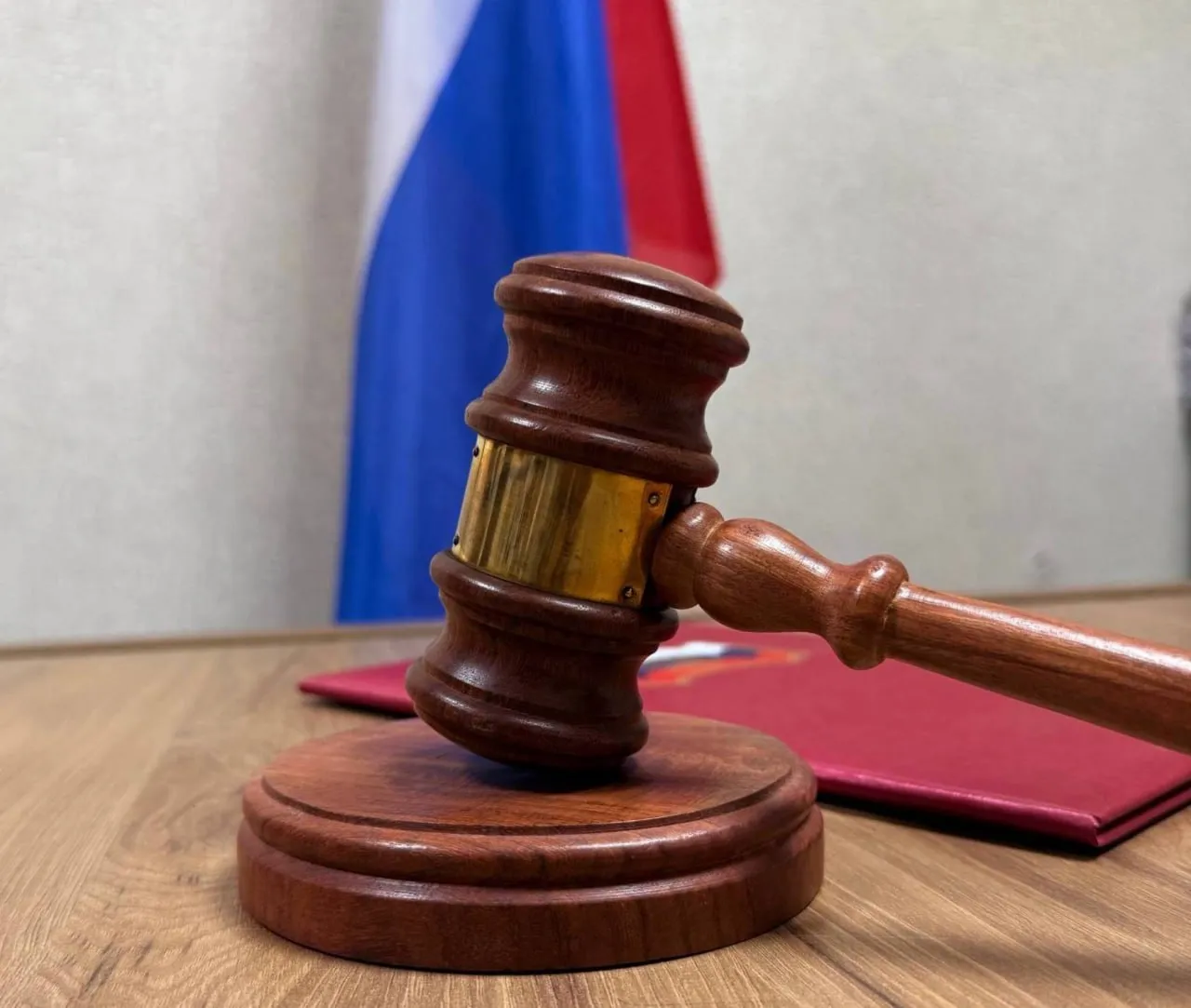 Несостоявшийся рыбовод заплатит штраф почти 6 млн за порчу сельхозземли в Северной Осетии Ардонский районный суд назначил жителю республики штраф свыше 5 6 млн рублей за самовольное использование земель сельхозназначения под рыбоводство сообщает пресс служба прокуратуры Северной Осетии По их данным мужчина не имея разрешения занял участок где вскопал плодородную землю и оборудовал четыре лотка для рыбы Площадь использованной территории составила 2 2 тыс кв м В результате самовольного снятия и перекрытия плодородного слоя почвы причинен ущерб на сумму более 5 6 млн рублей Прокуратура направила в суд исковое заявление о взыскании в республиканский бюджет суммы причиненного ущерба добавили в ведомстве В отношении виновного также составлен административный протокол по ст 8 6 КоАП РФ самовольное снятие или перемещение плодородного слоя почвы КрыльяTV в MAX Подписывайтесь чтобы не пропустить главное