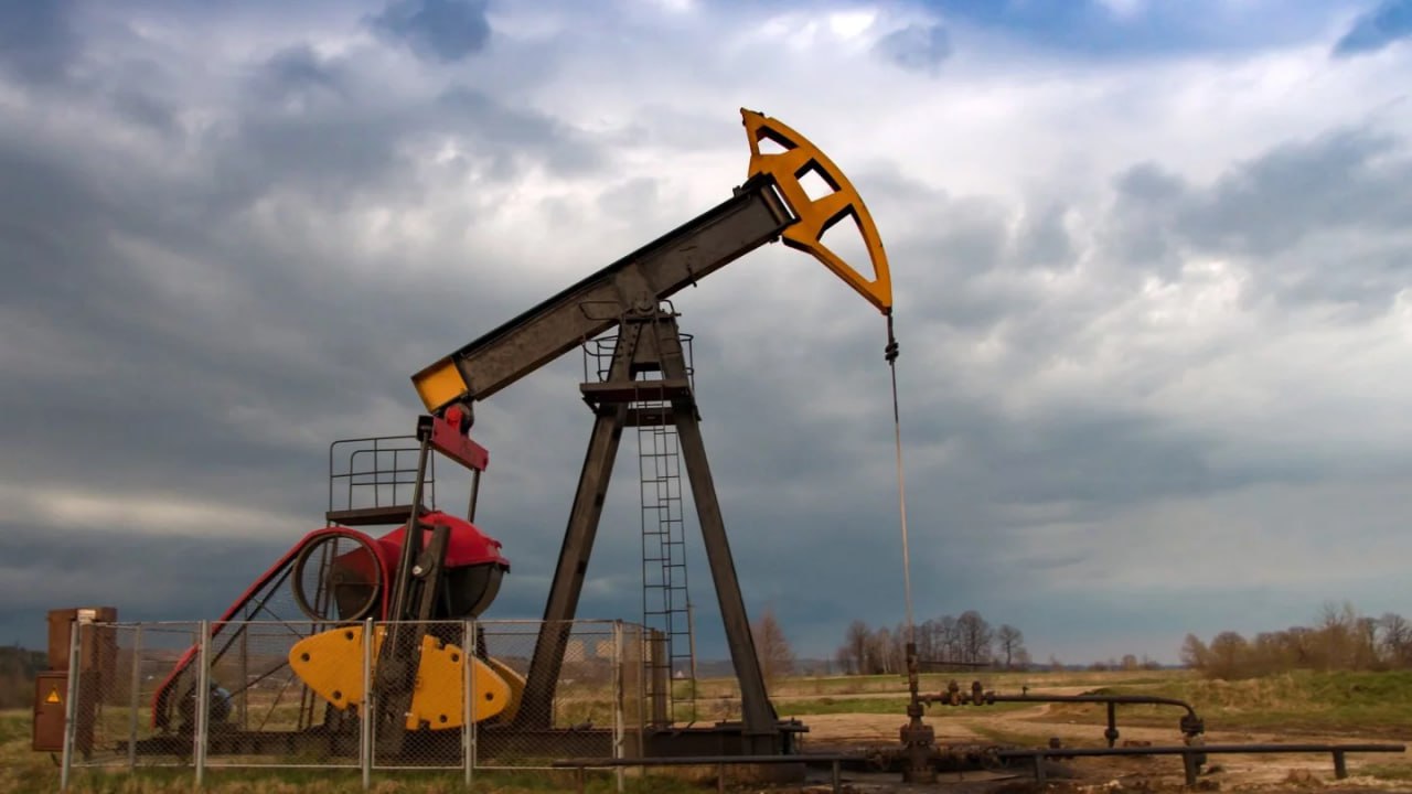 КазМунайГаз начал искать нефть на новом месторождении в Мангистау КазМунайГаз приступил к поиску нефти на участке Озен Северный в Мангистауской области Контракт на его разработку нацкомпания получила в июне По информации КМГ сейчас на участке Озен Северный бурят первую поисковую скважину Всего этих скважин будет две одна глубиной в 2000 метров вторая в 1650 метров Участок разрабатывает ТОО KMG Barlau дочерняя компания КазМунайГаза Перед началом бурения она провела сейсморазведочные работы на территории в 400 квадратных километров Участок Озен Северный расположен в Каракиянском и Мангистауском районах в 20 километрах от Жанаозена Этот проект считается сложным Фото Envato Elements t me orda kz