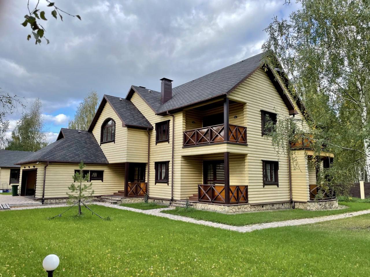 С рынка загородной недвижимости Подмосковья исчезло около 50% домов   Всего за год предложение вторичных загородных домов в регионе сократилось почти вдвое — с 151,7 тыс. до 78,4 тыс. объектов.  «Ассортимент» дач и загородных домов региона резко уменьшился. Дело в том, что спрос сместился в аренду — многие собственники стали сдавать жильё вместо продажи.   Аналитики выделили несколько причин, почему так происходит:    1   Конец льготной ипотеки — раньше она подогревала спрос, теперь же большинство потенциальных покупателей просто не имеют средств на покупку жилья на текущих кредитных условиях  или не хотят переплачивать . Из-за этого многие выбирают доступную альтернативу — аренду.  2   Высокие ставки по вкладам  до 14-16% годовых  — выгоднее держать деньги в банке, копить, чем вкладывать в недвижимость.    Предложений в дорогих районах  ближайшее Подмосковье  всё меньше и меньше — активность сохраняется в отдалённых локациях. Эксперты назвали округа с самыми доступными ценами на жилье:   Серебряные Пруды – 1,9 млн рублей  -10,5% за год   Шатура – 1,9 млн рублей  +24,2% за год   Озеры – 2,2 млн рублей  -14% за год   Егорьевск – 2,2 млн рублей  +4,8% за год   Орехово-Зуевский г.о. – 2,6 млн рублей  +10,6% за год   Зарайск – 2,7 млн рублей  +21,1% за год   Лотошино – 2,9 млн рублей  +7,4% за год   Талдомский г.о. – 3,2 млн рублей  +3,2% за год   Кашира – 3,6 млн рублей  +22% за год   Луховицы – 3,8 млн рублей  +1,4% за год   Сейчас рынок замер в ожидании изменений. Если ЦБ начнёт снижать ставки по вкладам, спрос на покупку может вернуться.
