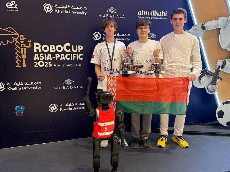 Команда БГУ заняла первое место на чемпионате RoboCup Asia Pacific RCAP 2025 Масштабное состязание завершилось 15 ноября в Абу Даби ОАЭ Команду победителей представили первокурсник ФПМИ Михаил Майструк студенты ФРФиКТ первокурсник Глеб Давидович третьекурсник Владислав Голик Ребята стали лучшими в категории футбол колесных интеллектуальных роботов Подробнее читайте на нашем сайте