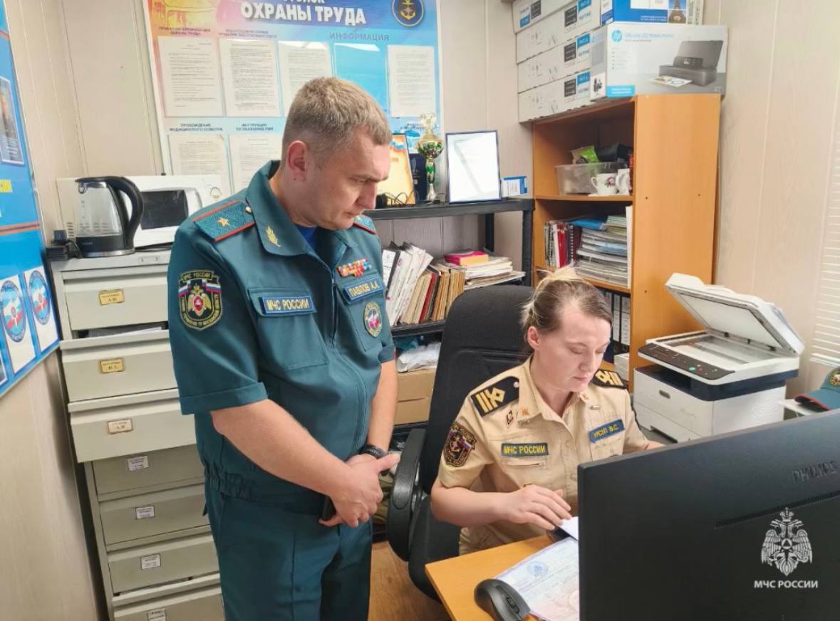 Начальник подмосковного главка Алексей Павлов посетил Восточное отделение ГИМС Главного управления МЧС России по Московской области  В ходе рабочей поездки начальник Главного управления МЧС России по Московской области Алексей Павлов посетил Восточное отделение ГИМС Главного управления МЧС России по Московской области. Отделение находится на территории городского округа Жуковский на левом берегу реки Москвы.    Пообщался с личным составом и посетителями;   Осмотрел оснащенность техникой и оборудованием.   Начальник Главка ознакомился:   с порядком оказания государственных услуг по регистрации маломерных судов;   правилами проведения освидетельствования;   способами замены удостоверений на право управления маломерными судами.     Алексей Павлов поблагодарил государственных инспекторов по маломерным судам за службу.