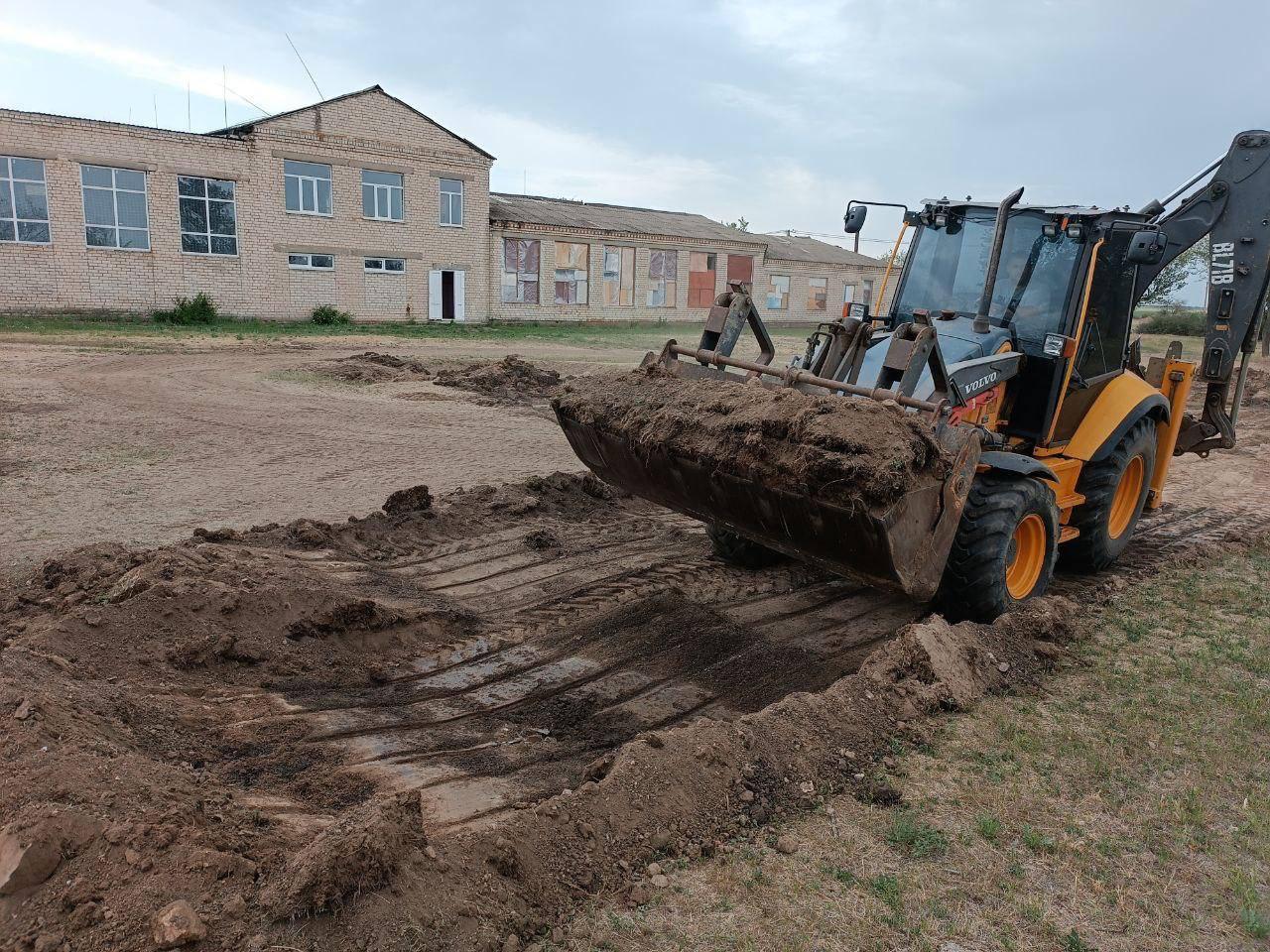 Адыгея начала строительство спортплощадки в Вольновской школе  В рамках шефской поддержки Херсонской области специалисты из Адыгеи приступили к строительству современной спортивной площадки на территории Вольновской школы Нижнесерогозского муниципального округа.  Сейчас идут активные подготовительные работы, включающие расчистку территории от старых деревьев, демонтаж непригодного спортивного оборудования, тщательную планировку территории будущего объекта, земляные работы по подготовке основания.  На площадке задействованы две единицы спецтехники, шесть специалистов. Планируется укладка прорезиненного покрытия, обустройство футбольного поля, установка комплекса с силовыми тренажерами. Новый спортивный объект создаст комфортные и безопасные условия для физического развития школьников, позволит проводить уроки физкультуры на современном уровне.