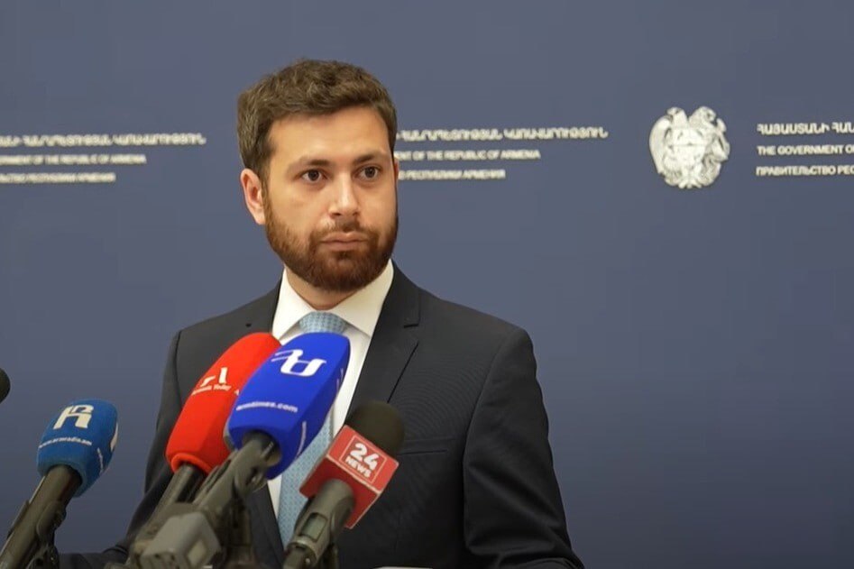 Армения считает, что в ближайшее время с Азербайджаном можно будет провести новые обсуждения по подписанию мирного соглашения. Об этом заявил заместитель министра иностранных дел РА Ваан Костанян в ходе брифинга с журналистами после заседания правительства. «Последнее обсуждение, о котором вы все наверняка знаете, — это встреча лидеров двух стран в Тиране. Мы считаем, что в ближайшее время можно будет провести новые обсуждения с азербайджанской стороной», — сказал заместитель министра иностранных дел, отвечая на вопрос о том, какой прогресс достигнут в подписании мирного соглашения с Азербайджаном. Костанян не согласился с мнением, что переговорный процесс между Арменией и Азербайджаном зашел в тупик. «Я бы не стал оценивать процесс как тупиковый. Предпосылкой для подобной оценки является, как минимум, отсутствие обсуждений. Между тем, обсуждения есть и с Турцией, и с Азербайджаном», — подчеркнул Ваан Костанян. Коснувшись обсуждений по открытию коммуникаций на Южном Кавказе, замминистра отметил, что основополагающими для Армении принципами являются следующие: коммуникации должны находиться под юрисдикцией Республики Армения и суверенитет Армении над этими дорогами должен быть защищен. Отвечая на вопрос о том, готова ли Турция вывести Азербайджан в конструктивное поле в вопросе разблокирования коммуникаций, Ваан Костанян выразил мнение, что открытие коммуникаций в регионе также исходит из интересов турецкой стороны. Говоря о встрече лидеров Армении и Турции в Стамбуле 20 июня, Костанян отметил, что армянская сторона, в целом, положительно оценивает обсуждения. «Мы надеемся, что достигнутые между Арменией и Турцией договоренности будут реализованы, и мы всегда выражаем свою позицию по этому поводу, как в ходе закрытых встреч, так и публично», — отметил Костанян.