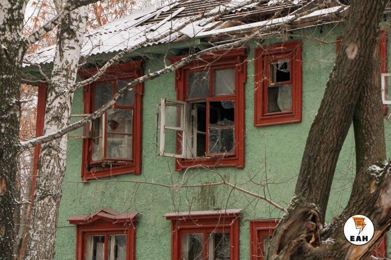 В начале декабря аналитики и мэрия поспорили о судьбе проектов КРТ в Екатеринбурге  В Уральской палате недвижимости зафиксировали, что застройщики после отмены льготной ипотеки не торопятся заходить на выкупленные участки  то есть сносить старые дома, и сносить новые . В городской администрации считают, что нет причин для беспокойства – сроки у застройщиков длинные.   Следует вспомнить, что сами городские власти очень рассчитывают на девелоперов для выполнения планов по расселению аварийного жилья.   Впрочем, сами застройщики не отрицают: высокая ключевая ставка действительно осложнила освоение площадок под реновацию. А в Госдуме указали, что и Минстрой РФ не возлагает таких надежд на девелоперов по расселению аварийного жилья, как раньше.  Что будет с проектами КРТ в новых экономических реалиях – читайте в материале ЕАН.