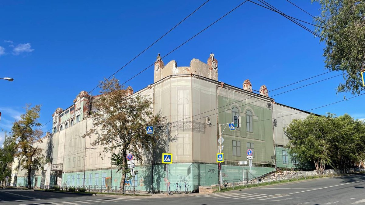 В Самаре Реальное училище и Дом Сурошникова продают за 77 млн рублей В историческом центре Самары начались торги за два знаковых памятника архитектуры Стартовая цена лота с Реальным училищем открытого в 1880 году 62 5 миллиона рублей В эту сумму входят права на комплекс из четырех нежилых зданий общей площадью почти 800 кв м и земельный участок площадью 5837 кв м Дом Сурошникова чья история также началась в конце XIX века оценили в 14 25 миллиона рублей Лот включает в себя здание площадью 936 4 кв м и участок земли в 840 кв м на пересечении улиц Степана Разина и Венцека Шаг аукциона для обоих объектов составляет один процент от начальной цены Особенностью данной продажи является обязательство будущего собственника не просто выкупить объекты а провести полный комплекс работ по их сохранению ГТРК Самара MAX lВК lОК lСАЙТ