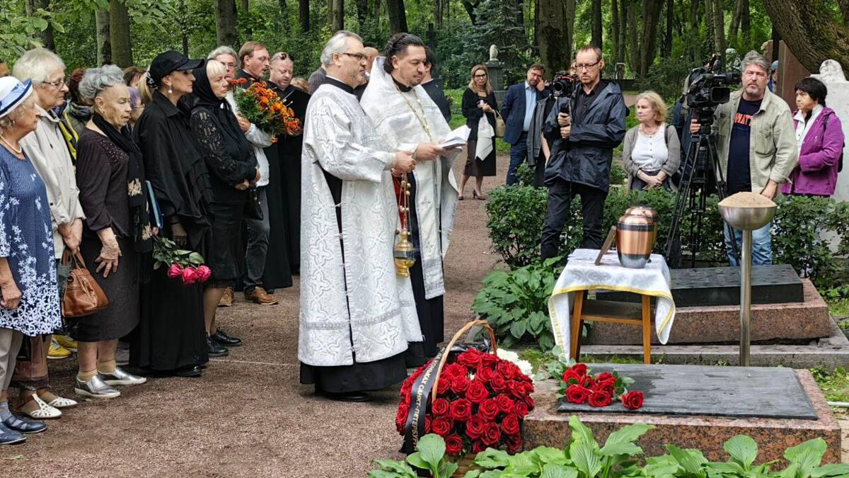 В Санкт‑Петербурге перезахоронили прах двукратных олимпийских чемпионов Белоусовой и Протопопова  Церемония состоялась на Литераторских мостках Волковского кладбища.  Урны с прахом Белоусовой и Протопопова были захоронены в родственную могилу отчима Олега Протопопова поэта Дмитрия Цензора и его матери балерины Агнии Груздевой, как завещал сам Протопопов. На церемонии присутствовали ветераны фигурного катания, а также тренеры, работающие в северной столице.  Дуэт Белоусова/Протопопов шесть раз побеждал на чемпионатах СССР, четырежды выигрывал чемпионаты мира и Европы, завоевал золото на Олимпиадах 1964 и 1968 годов. Белоусова и Протопопов в 1979 году были приглашены в Швейцарию на показательные выступления, где и остались. В августе 1995 года они получили швейцарское гражданство.       Сергей Циммерман/Матч ТВ