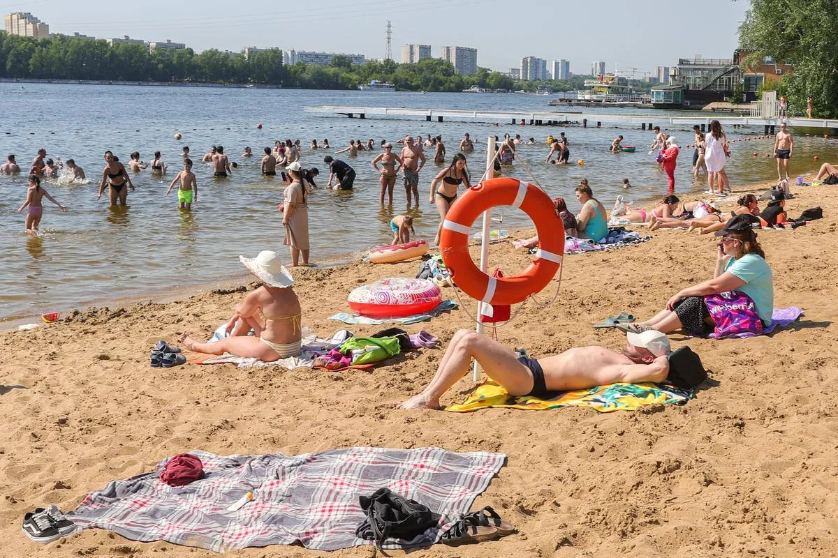 Купальный сезон в Москве может стартовать в конце мая начале июня Вода в столичных водоемах постепенно прогревается Комфортной для купания считается температура от 16 17 градусов К сезону в городе уже начали готовиться водолазы обследуют дно водоемов убирают мусор проверяют состояние береговых линий Повторные проверки проведут перед открытием пляжей и затем в середине лета За безопасностью на воде в Москве круглый год следят более 500 спасателей и 26 поисково спасательных станций Фото Globallookpress com Подписаться и читать статьи Московский часовой Telegram МАКС Сайт