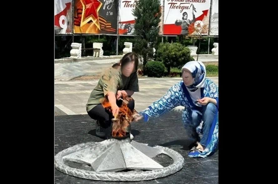 Двум жительницам Дагестана назначили по 2 млн рублей штрафа за варку кофе в турке над Вечным огнем Верховный суд Республики Дагестан признал двух местных жительниц виновными в публичном оскорблении памяти защитников Отечества и назначил им штрафы по 2 млн рублей каждой В судебном заседании установлено что в 2023 году женщины в Центральном парке культуры и отдыха имени Ленинского комсомола города Махачкалы в присутствии прохожих стали варить кофе в двух турках на пламени Вечного огня перед памятником Воину освободителю посвященному борьбе с фашизмом говорится в заявлении республиканской прокуратуры Фото Верховный суд Республики Дагестан