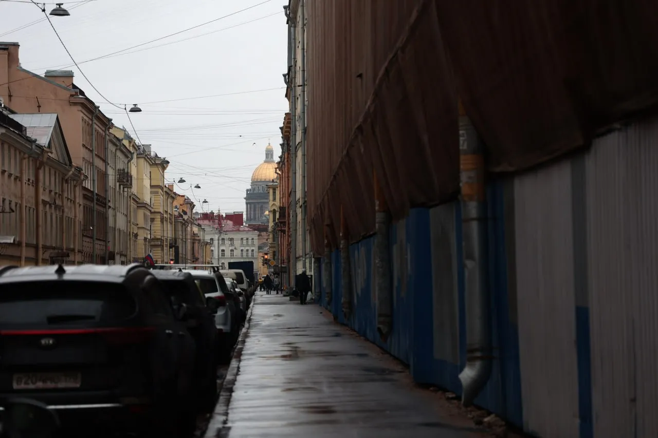 Три исторических петербургских здания отремонтируют для городских очередников Более 227 городских семей смогут приобрести квартиры после капитального ремонта по программе Доступное жилье Завершение строительно монтажных работ запланировано на май текущего года сообщил председатель Жилищного комитета Петербурга Денис Удод В частности завершится ремонт заключительного здания Кондратьевского жилмассива В доме восстановили перекрытия кровлю лестничные пролеты и укрепили фундамент В знаменитом доме Бенуа на Каменноостровском проспекте 26 28 строители завершили работы на фасадах двух флигелей В настоящее время они устраивают гидроизоляцию фундамента и отмостку Внутри здания усилили фундаменты и заменили перекрытия Также полностью обновили сети Одновременно с этим завершается капремонт памятника Дача Сиверса на проспекте Стачек 172 Специалисты восстановили фасады выполнили перепланировку и заменили оборудование Подпишись на Город Telegram MAX ВК