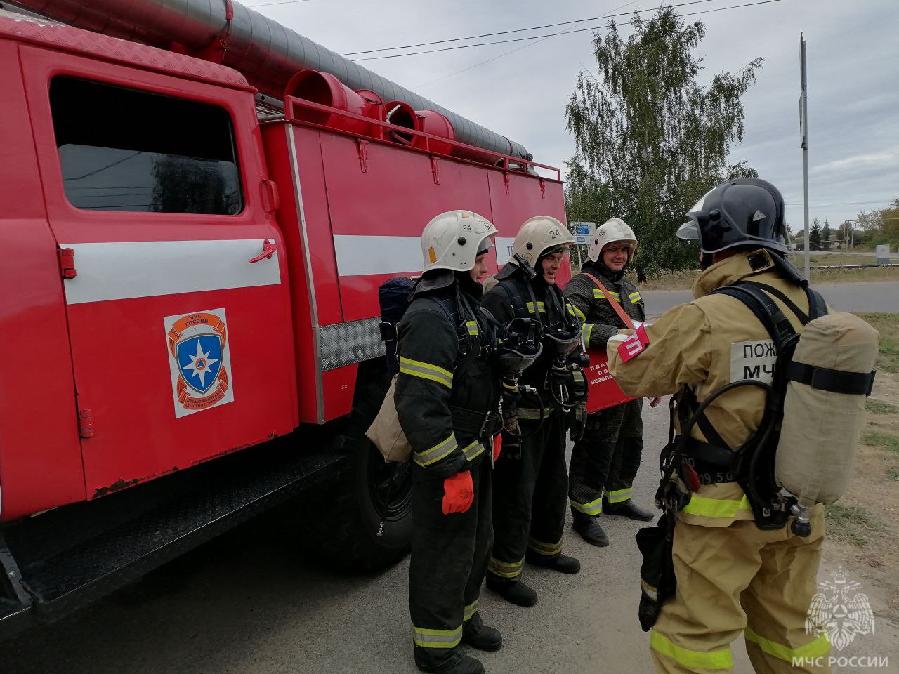 ‍ Краснозоренские огнеборцы оттачивают своё мастерство на пожарно-тактических занятиях     В п. Красная Заря прошло пожарно-тактическое учение в отделе № 13 Управления Федерального казначейства по Орловской области.   По легенде учений, возгорание произошло в подсобном помещении на первом этаже из-за замыкания электропроводки с последующим распространением огня на смежные помещения.   Прибывшие к месту сотрудники МЧС России оперативно ликвидировали условный пожар и эвакуировали людей из опасной зоны.    Основная задача учения –совершенствование навыков огнеборцев, и персонала в случае возникновения чрезвычайного происшествия. Проведение пожарных учений и занятий продолжится в течение года.