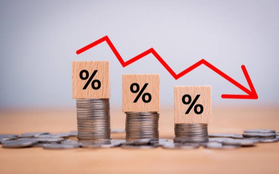 В РСПП полагают что ключевая ставка опустится до 13 к концу нынешнего года   globalmsk ru news id 78181 Глава Российского союза промышленников и предпринимателей РСПП считает что к концу года Центральный банк существенно опустит ключевую ставку Александр Шохин уверен что накопленный от охлаждения экономики России эффект требует серьезного изменения курса направленного в сторону устойчивого роста Интервью с руководителем РСПП поделился информационный портал РИА Новости К концу года ключевая ставка может опуститься до 13 годовых полагают российские предприниматели и промышленники Мы осознаем что нынешний год окажется очень непростым При этом мы все еще рассчитываем на постепенное снижение ключевой ставки В настоящее время накопленный эффект охлаждения экономики нужно разворачивать в другую сторону поделился мнением Александр Шохин Глава РСПП отметил в своем интервью что в прошлом году многие компании страны показали высокую готовность к существенным колебаниям Организации