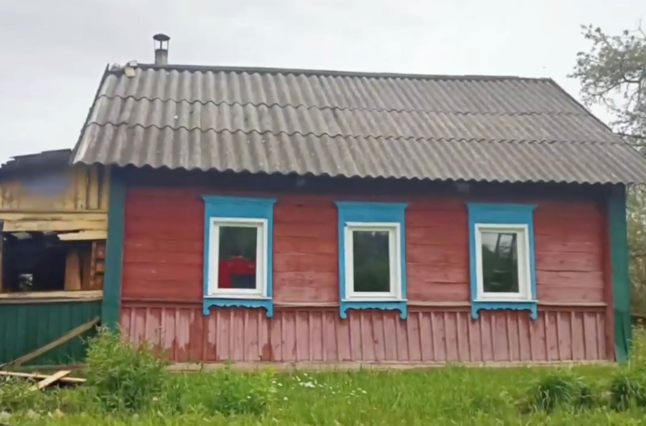 В Россонском районе 63-летний мужчина поджёг дом своей жены Утром 2 июня, находясь в состоянии алкогольного опьянения, он облил здание бензином и поджёг. Женщина успела позвонить дочери, та вызвала МЧС — пожар удалось потушить. На допросе мужчина не смог объяснить, зачем это сделал. Возбуждено уголовное дело по статье о покушении на уничтожение чужого имущества общеопасным способом.