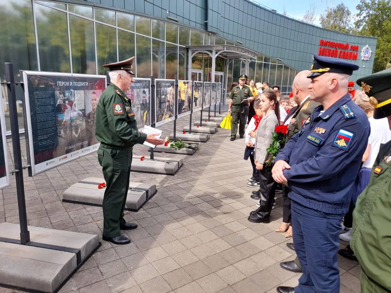 «Герои и подвиги»: в Краснодаре открылась выставка, посвящённая героям СВО   Перед Выставочным залом Боевой Славы установили стенды с фотографиями и историями жизни кубанцев-Героев России, удостоенных этого звания именно в ходе СВО.    44 военнослужащих, удостоенных звания Героя РФ за заслуги в ходе СВО, имеют отношение к Краснодарскому краю. Из них девятеро стали героями этой выставки.  #героиКРД