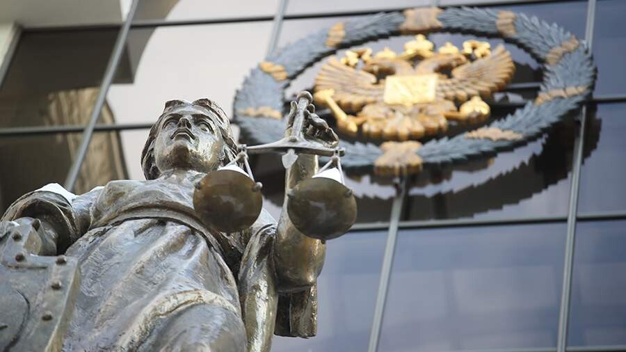 Гражданин Колумбии приговорен к 19 годам колонии за контрабанду кокаина Крупные партии наркотиков перевозились воздушным транспортом в Россию Мособлсуд приговорил гражданина Колумбии Карлоса Альберто Муньоса Рамиреса к 19 годам колонии строгого режима за организацию поставок крупных партий кокаина в Россию Как сообщает Генпрокуратура РФ иностранцу также назначен штраф в размере 900 тысяч рублей Суд установил что в июле 2016 года Муньос как руководитель организованной группы осуществил пересылку более 2 3 кг кокаина из Колумбии через аэропорт Шереметьево и около 1 кг из Парагвая через аэропорт Внуково Преступления квалифицированы по статьям о незаконной пересылке и контрабанде наркотических средств в особо крупном размере После объявления в розыск в 2017 году Муньос был обнаружен на территории Колумбии и экстрадирован в Россию в декабре 2024 года по запросу Генпрокуратуры РФ Суд согласился с позицией государственного обвинения по всем пунктам обвинения moscow post com