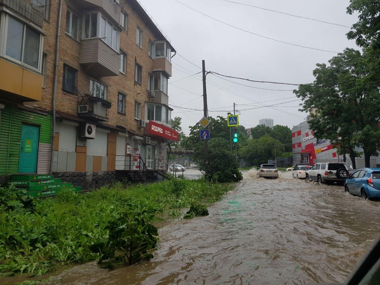 Экс мэр Владивостока предлагает снести хрущёвки на Спортивной и построить «мегабассейны» с использованием тепла ТЭЦ  Юрий Копылов предложил радикально изменить облик улицы Спортивной. Его идея заключается в том, чтобы снести старые хрущёвки и вместо них построить стадион и комплекс бассейнов под открытым небом. Для обогрева бассейнов Копылов предлагает использовать вторичное тепло от ТЭЦ-2. По его словам, тепло от электростанции, сбрасываемое в реку Объяснения, можно направить на обогрев бассейнов, что поможет создать современную зону отдыха.  План Копылова:   1 Снос хрущёвок — район в низине часто затапливается тайфунами, подвалы старых домов постоянно во влажности, и этот жилой фонд давно требует замены.   2 Создание комплекса бассейнов — в районе бывшего завода ЖБИ2 можно построить несколько бассейнов, как крытых, так и открытых, включая детские зоны. Вода для обогрева бассейнов будет поступать от ТЭЦ-2, где используется морская вода для охлаждения котлов, а затем сбрасывается в реку с температурой на 10-11 градусов выше.   3 Использование тепла ТЭЦ — Копылов предлагает чистить русло реки Объяснения и использовать её для создания небольших турбин, которые помогут вырабатывать электроэнергию и сохранить тепло для бассейнов.   4 Планирование инфраструктуры — на месте промышленных объектов и старого рынка можно разместить стадион и сопутствующую инфраструктуру, включая парковочные места и зону для прогулок.  По словам Копылова, подобные решения уже успешно реализованы в Уссурийске, где также используется вторичное тепло от местной ТЭЦ для обогрева бассейнов.