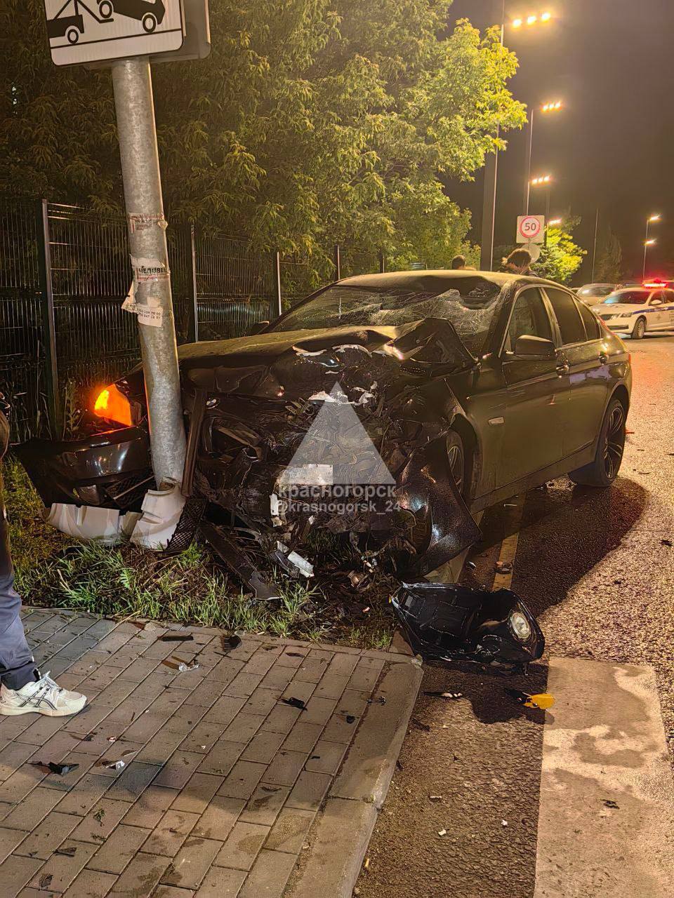 Вчера поздно вечером в Красногорске, в ЖК «Ильинские луга», произошло ДТП с участием легкового автомобиля и мотоцикла. Как сообщают очевидцы, автомобиль, объезжая «лежачий полицейский», выехал на встречную полосу, где столкнулся с мотоциклом. Мотоциклист погиб.