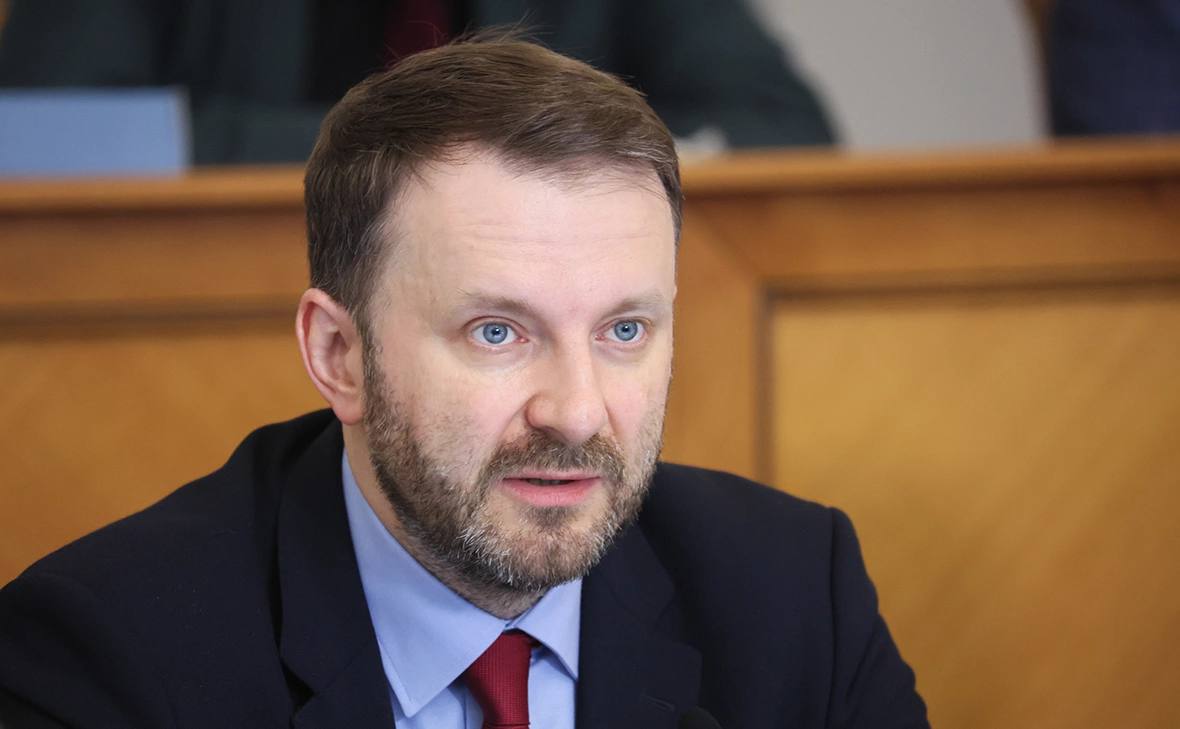 Орешкин заявил о приближении старой модели глобализации к концу Старая модель глобализации в которой Китай и Индия снабжали весь мир товарами подходит к концу заявил Орешкин При этом он считает что страны G7 утрачивают свое влияние и долю в мировой экономике В качестве примера он привел демографические показатели в странах G7 рождаются только 10 от всех детей в мире В будущем доля экономик этих государств также снизится до 10 считает Орешкин РБК Уфа в Telegram РБК Уфа в MAX