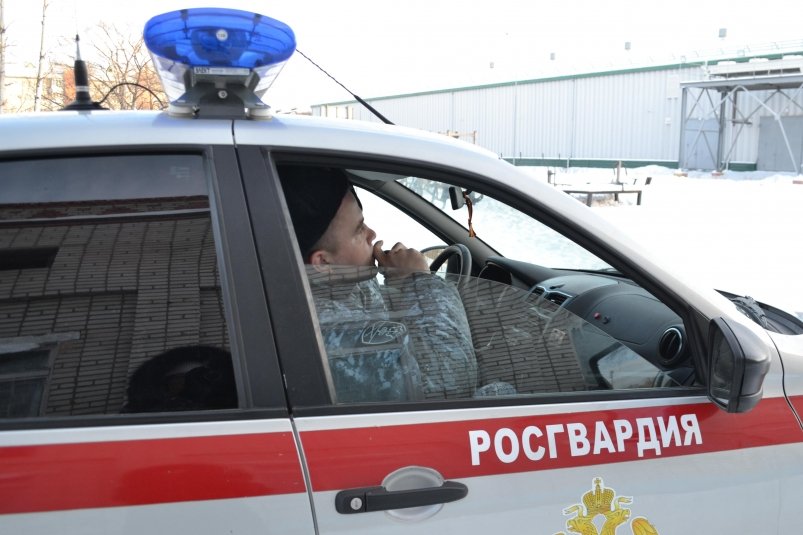 Вел себя неадекватно и пытался сбросить наркотики дебошира задержали в Биробиджане Ранее судимый мужчина после задержания признался что в пакете была марихуана Читать подробнее на сайте