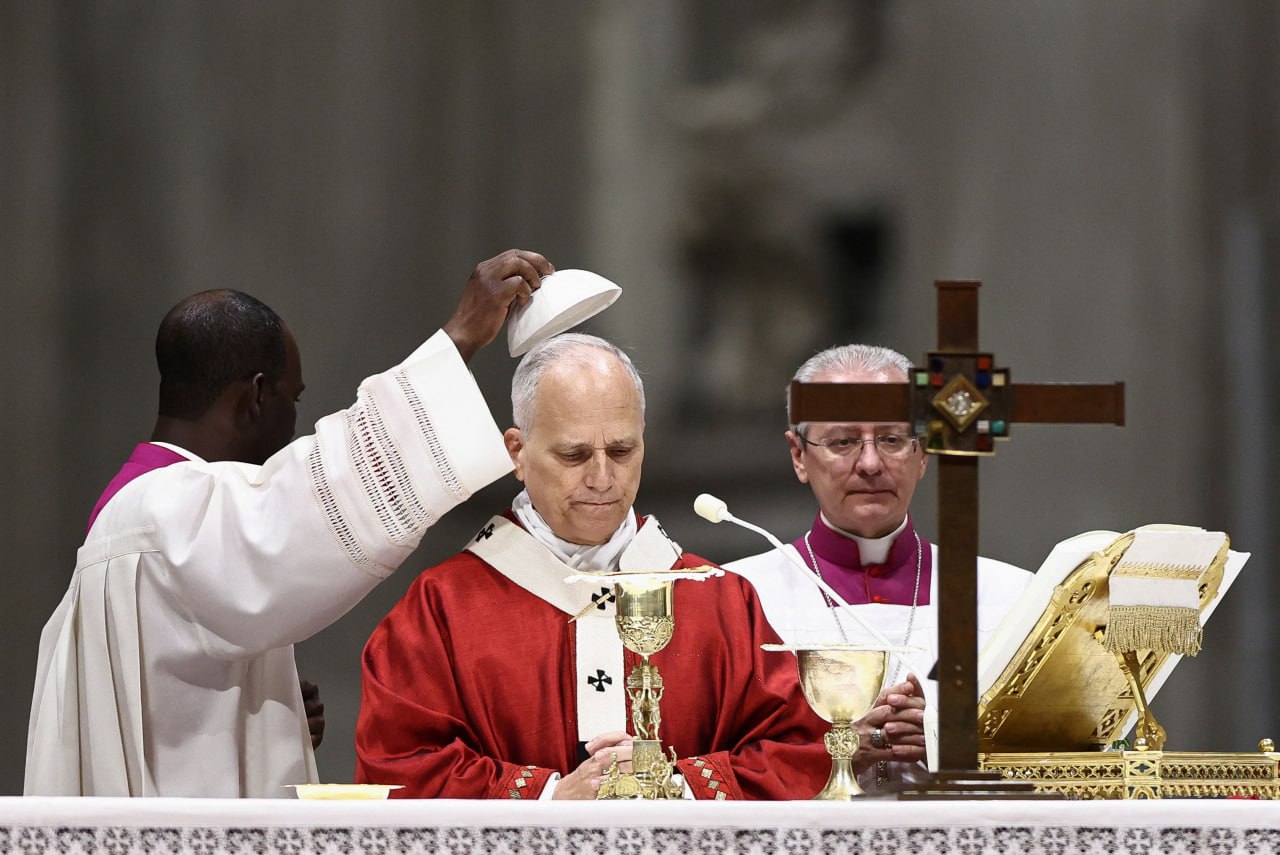 Ватикан осудил рост полиаморных отношений на Западе Понтифик утвердил документ подчеркивающий ценность моногамии и запрещающий полигамные и полиаморные союзы для христиан католиков Подробнее   Папа Лев XIV одобрил новый регламент Римской курии в котором подчеркнута необходимость придерживаться моногамного брака и отказаться от полигамных и полиаморных отношений В документе отмечено что брак является пожизненным обязательством мужчины и женщины Авторы текста ссылаются на Библию и классическое католическое учение Документ был подготовлен Дикастерием по делам доктрины веры после консультаций с епископами из разных регионов включая Африку где в некоторых католических общинах все еще сохраняются традиции полигамии Отдельное внимание уделено росту публичных немоногамных союзов в западных странах которые в тексте называются полиаморными и описываются как заметная тенденция последних лет Ватикан напомнил что вопрос соблюдения учения о единобрачии обсуждался на саммитах 2023 и 2024 годов под руководством папы Франциска Тогда главным предметом споров была ситуация с католиками в Африке однако в новом регламенте отдельным пунктом выделен рост практики открытых полиаморных отношений в странах Запада Будьте в курсе последних новостей с TRT на русском