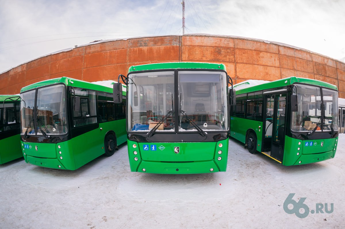 Половина транспорта сгорела в свердловском автопарке Пять из десяти автобусов сгорели в Алапаевске сообщает телеграм канал Транспортные новости ЕКБ со ссылкой на диспетчера парка Оперативно связаться с диспетчерами 66 RU не удалось Пожар произошел на площади 100 квадратных метров рассказали 66 RU в пресс службе ГУ МЧС по Свердловской области Никто не пострадал Возгорание смогли ликвидировать за 98 минут Причину случившегося выясняют Рейсы по маршрутам выполняют в штатном режиме Новости из Екатеринбурга