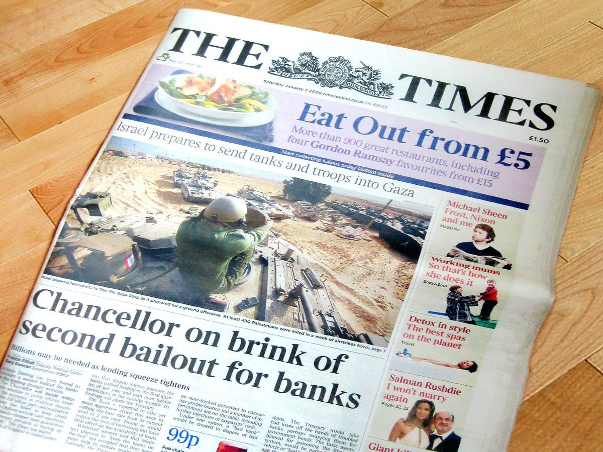 Биткоин сообщество празднует 17 годовщину запуска основной сети 3 января 2009 года Сатоши Накамото кем бы он ни был запустил самостоятельно или со сторонней помощью полностью функционирующую сеть биткоина которая по большей мере осталась в первозданном состоянии и в наши дни Тогда же были добыты первые 50 BTC за найденный блок В его хеше содержится заголовок статьи The Times Chancellor on brink of second bailout for banks Он отсылает к критике традиционной банковской системы нуждающейся в постоянной финансовой помощи Напомним для самых маленьких этот период прошел в разгар финансового кризиса 2008 года Таким образом Сатоши намекал на необходимость альтернативы традиционным финансам которой и стал биткоин News YouTube Instagram