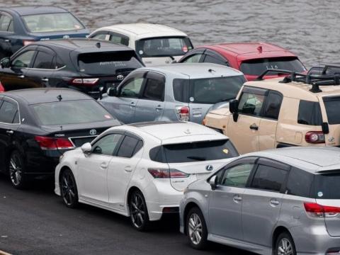 Таможня Владивостока круглосуточно оформляет ввозимые машины В Приморье таможня перешла на круглосуточное оформление ввозимых на территорию Приморья автомобилей Ажиотаж связан с повышением утилизационного сбора с 1 декабря 2025 года Дальневосточная таможня в октябре оформила рекордное количество импортированных б у автомобилей 38 5 тыс И в ноябре наблюдается такая же динамика В столицу Приморского края ввозятся тысячи машин которые припаркованы на улицах во дворах и даже на и видовых точках Владивостока Местные жители жалуются что железные кони заполнили Чуркин Эгершельд и другие улицы в ожидании отправки в более западные районы России Приморье