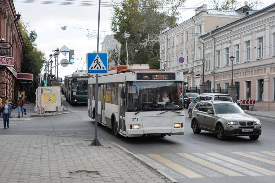 Зарплаты водителей троллейбусов в Томске выросли до 86 тысяч рублей. На заседании городской думы директор ТТУ сообщил, что в 2025 году в муниципальном предприятии выросли зарплаты водителей электротранспорта. По его словам, индексация и дополнительное повышение оплаты труда позволили довести среднемесячную зарплату до 86,5 тысячи рублей у водителей троллейбусов и до 80,3 тысячи — у водителей трамваев. На сегодняшний день в ТТУ работает 95 водителей электротранспорта. По словам директора, дефицит кадров в отрасли сохраняется, но постепенное увеличение зарплаты и социальная стабильность должны повлиять на ситуацию в лучшую сторону.