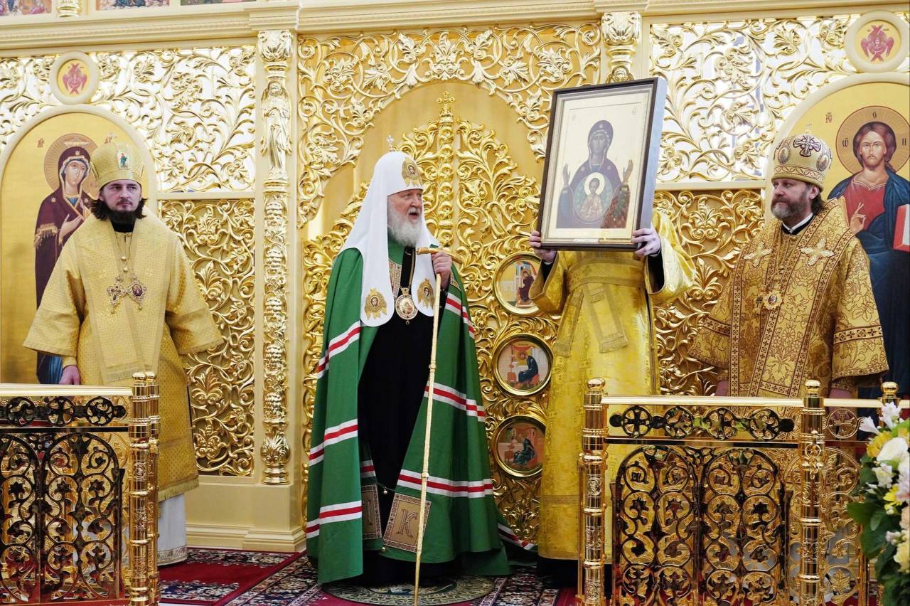 Патриарх Кирилл призвал россиян благодарить Бога за власть и курс России Патриарх Кирилл заявил что россияне должны быть благодарны Богу за страну действующую власть и всё то что сегодня совершает Россия Об этом он сказал 14 декабря во время проповеди после литургии в храме князя Владимира в Крылатском По его словам нынешнее время является очень благополучным а сама ситуация в стране уникальной Глава РПЦ подчеркнул что впервые со времён царской России власть по его оценке возглавляют православные люди Православный президент православный премьер православные губернаторы перечислил он Патриарх отметил что старшее поколение дожило до этого периода а молодёжь живёт в нём сейчас Также он призвал трудиться на благо церкви и отечества и не поддаваться искушениям которые по его словам навязываются недоброжелателями страны Отдельно Кирилл заявил о важности сохранения курса цивилизационного развития по которому как он считает сегодня идёт Россия Подписаться забустить