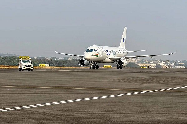 Superjet и Ил 114 300 прибыли в индийский Хайдарабад для участия в авиасалоне Wings India 2026 Полностью российские Superjet и Ил 114 300 прибыли в индийский Хайдарабад для участия в авиасалоне Wings India 2026 Об этом сообщает AVIA RU со ссылкой на данные ОАК Как рассказали в пресс службе ОАК в ходе перелета отечественные системы самолетов функционировали в штатном режиме Маршруты из подмосковного Жуковского до Хайдарабада пролегали над регионами с различными географическими и климатическими условиями в общей сложности два самолета побывали в воздушном пространстве более 10 стран Турбовинтовой Ил 114 300 пилотировал экипаж в составе летчиков испытателей Сергея Сухаря Антона Синицига и Сергея Петренко а также бортинженера Павла Литвякова aviaru net n291842