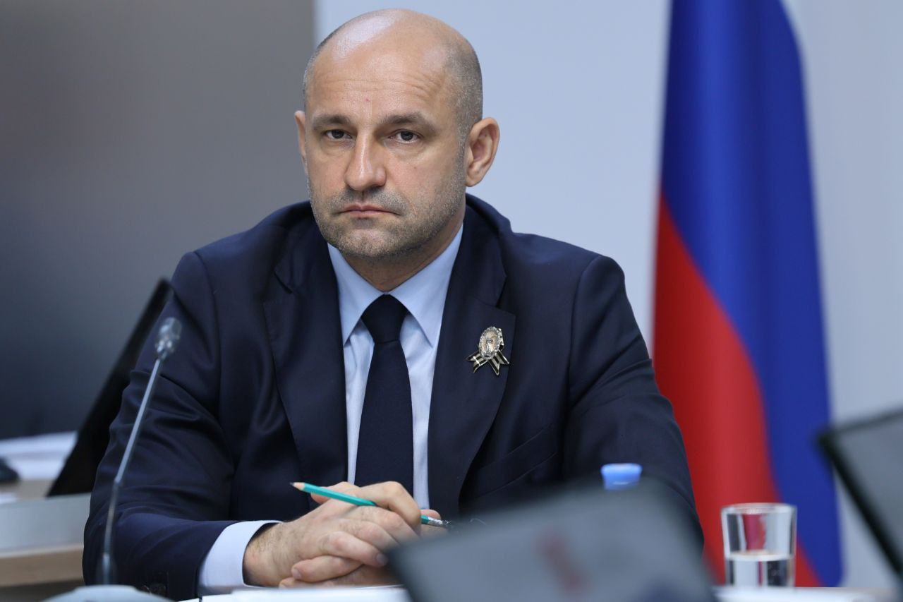 Артём Жога: "Важно делать акцент на адаптацию мигрантов к нормам жизни в российском обществе" Полпред в УрФО совместно с заместителем руководителя администрации Президента Магомедсаламом Магомедовым проводят в Магнитогорске семинар-совещание, посвящённое реализации Стратегии государственной национальной политики России до 2025 года. Артём Жога подчеркнул: в условиях специальной военной операции единство многонационального российского народа имеет ключевое значение для безопасности и устойчивого развития страны. Для эффективного реагирования на вызовы необходимо консолидировать усилия органов власти всех уровней, силового блока и институтов гражданского общества. "Важно делать акцент на адаптацию мигрантов к нормам жизни в российском обществе, на формирование у них общероссийской гражданской идентичности, – рассказал Артём Жога. – Разработан адаптационный курс для иностранных граждан, в регионах УрФО идёт работа по его внедрению, а также по созданию его регионального компонента, который бы отражал местную специфику. В Челябинской области в пилотном режиме работает Центр адаптации иностранных граждан. До конца года мы оценим его эффективность и возможность внедрения данного опыта во всех регионах округа". Он добавил, что организации, которые используют иностранную рабочую силу, должны нести ответственность за этих людей, содействовать тому, чтобы работники имели документы, необходимые для получения легального статуса, понимали основы миграционного и трудового законодательства, знали язык. По словам Артёма Жоги, регионам УрФО предстоит провести большую работу по данному вопросу. По итогам 2024 года, в округе 66,5% жителей положительно оценивают состояние межнациональных отношений. Магомедсалам Магомедов подчеркнул, что за время реализации Стратегии государственной национальной политики удалось выстроить современную единую систему реализации национальной политики на всех уровнях. Он предложил совершенствовать работу с муниципалитетами, обучать кадры, определять систему оценки эффективности. Подробнее !